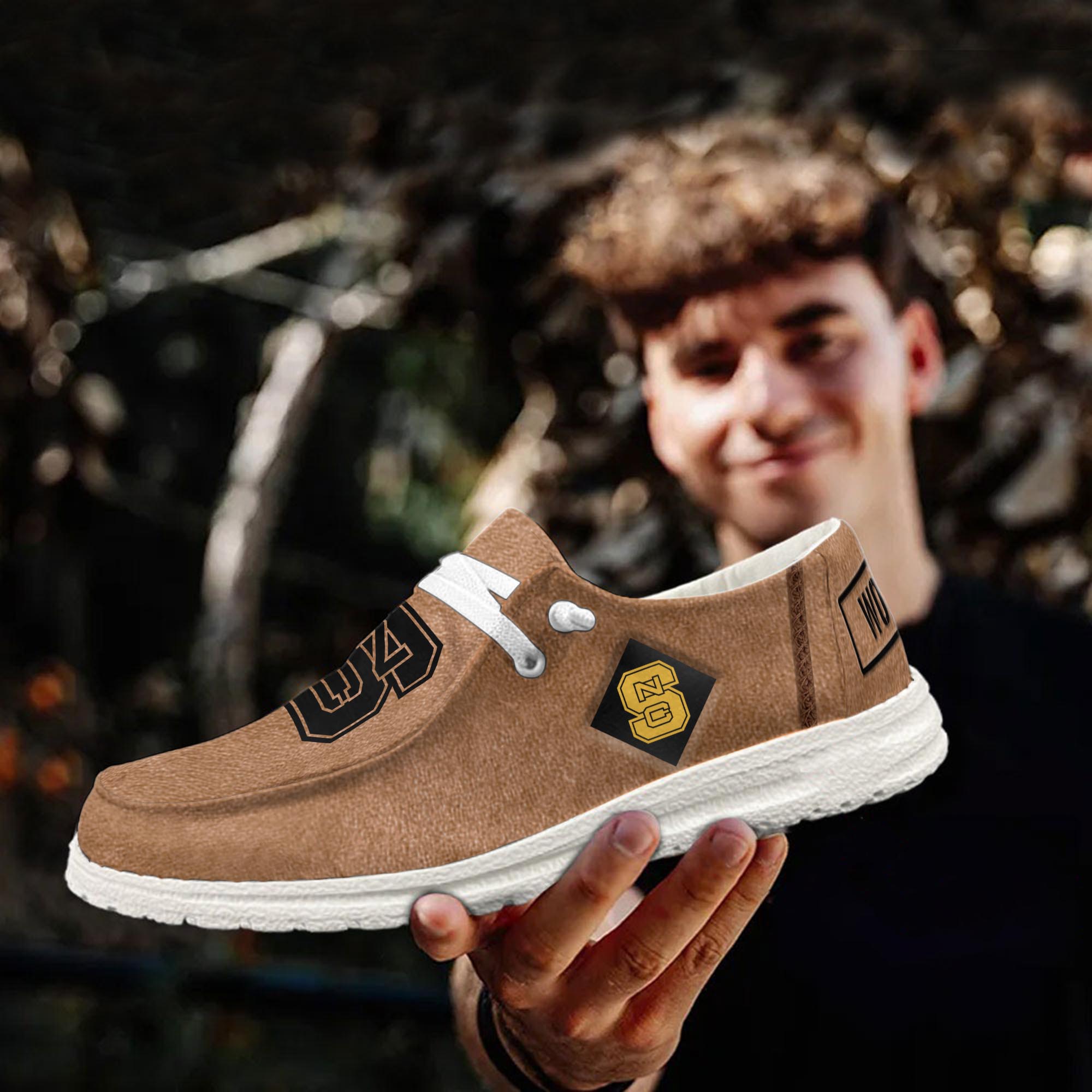 NC State Wolfpack Salute To Service personalisierte H-D-Sportschuhe – individuelles Namensdesign